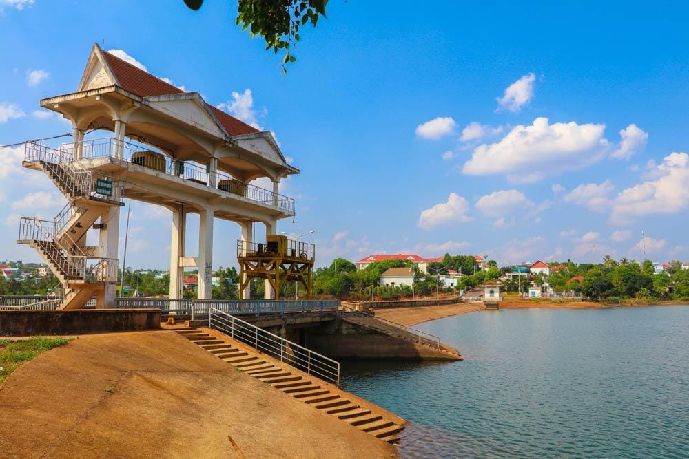 Hồ Ea Đ’răng có làn nước trong xanh và không gian yên bình